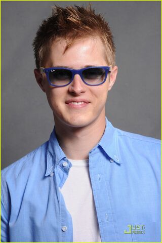 File:Toby-Kennish-lucas-grabeel-30180829-815-1222.jpg