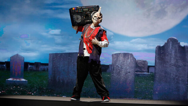 File:Julian S8 Ep11 Spotlight.jpg