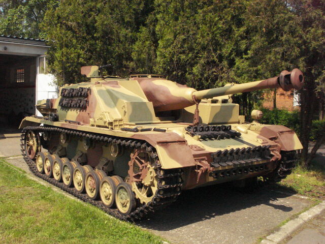 Файл:Sturmgeschutz iv Muzeum Broni Pancernej CSWL 2.jpg