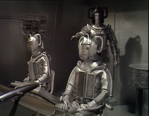File:Cyber-Leader and 2 Cybermen RotC.jpg