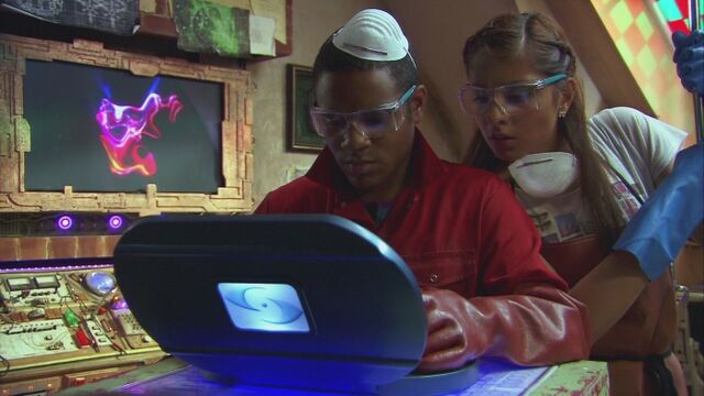 File:Clani inspect serfboard.jpg