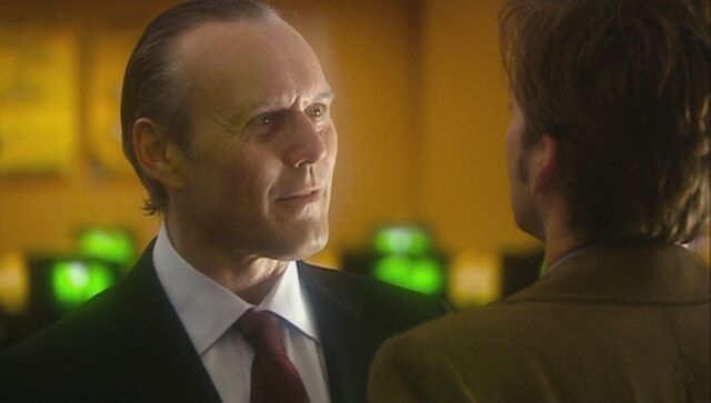 File:Finch tempts Ten.jpg