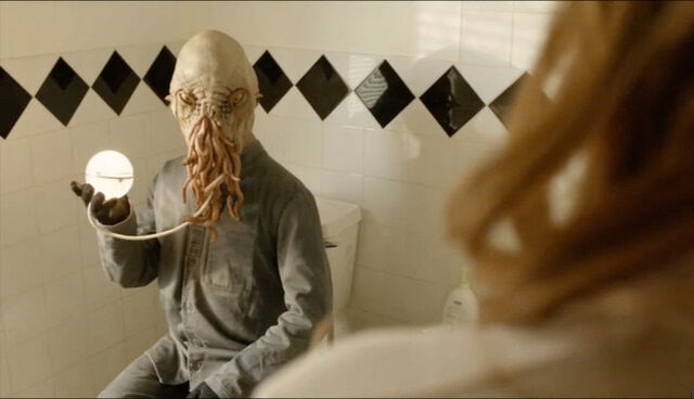 File:Ood on the loo.jpg