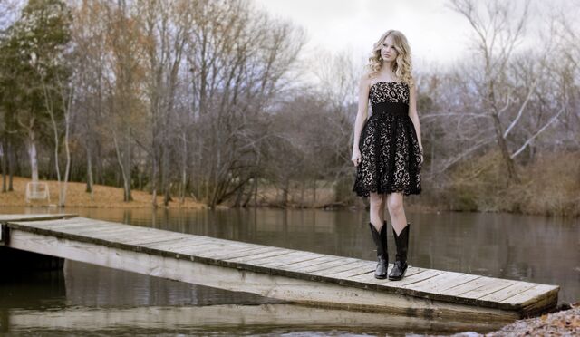 File:Taylor-Swift-In-Cute-Black-Dress-2560x1600-24338.jpg
