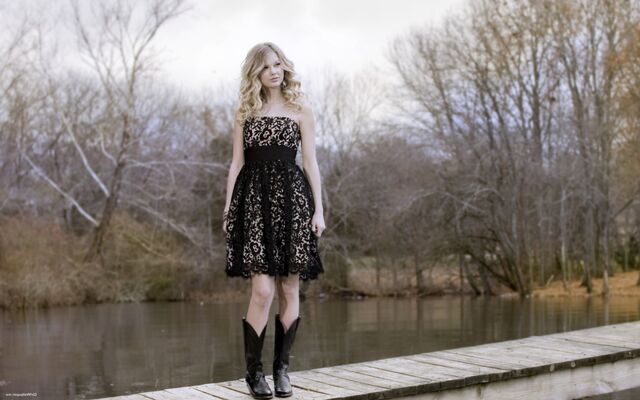 File:Taylor-Swift-In-Cute-Black-Dress-2560x1600-24339.jpg