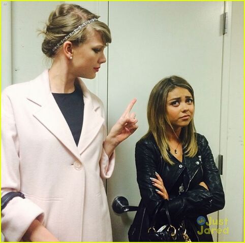 File:Taylor-swift-gives-sarah-hyland-the-finger-03.jpg