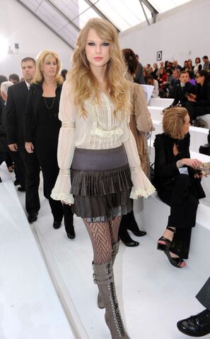 File:Taylor Swift D'lite Sparkling+Boots 15.jpg
