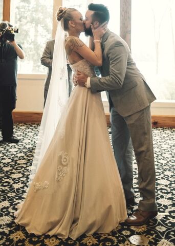 File:Maci-Taylor-Wedding-3.jpg