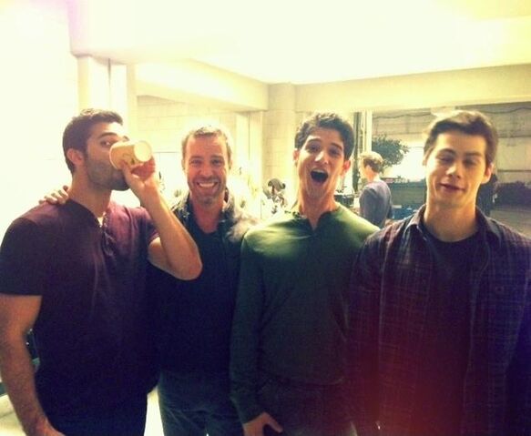 Datei:Behind-The-Scenes-Season-3-teen-wolf-32985566-636-523.jpg