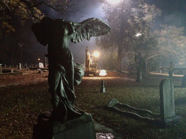 Datei:Behind-The-Scenes-teen-wolf-Season-2-grave.jpg