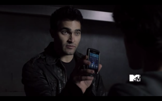 File:Derek-Hale-has-Scott-McCalls-ATT-Blackberry-Torch-Teen-Wolf-Season-1-Episode-6-Heart-Monitor-.png