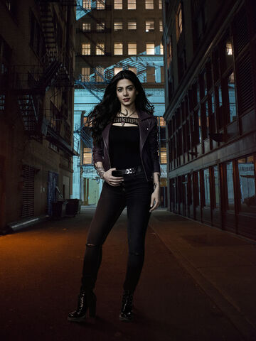 Fichier:Shadowhunters IsabelleS2.jpg