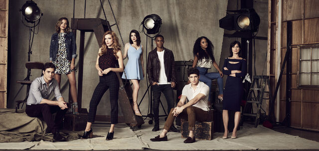 Fichier:FamousInLove MainCast.jpg