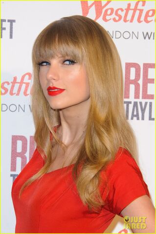 File:Taylor-swift-westfield-london-christmas-lights-ceremony-04.jpg