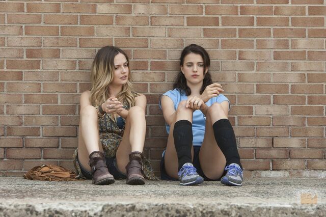 File:1x01 AimeeAndJillSmokeWeed.jpg