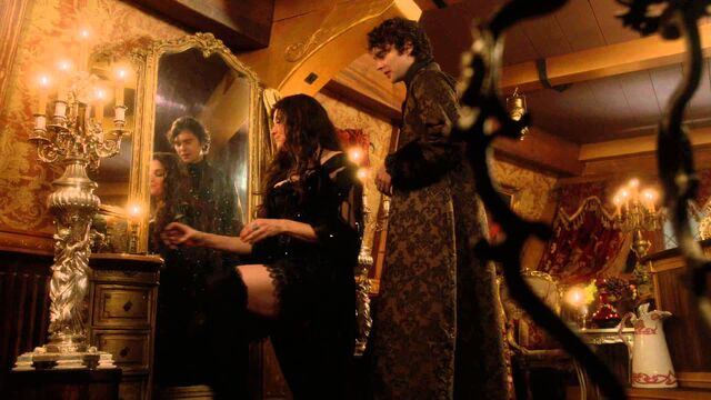File:Countess&Sebastian-boudoir-light.jpg