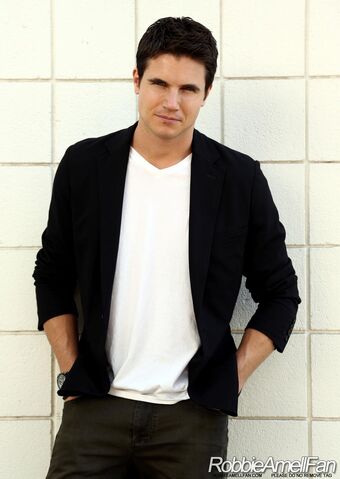 File:Robbie Amell 016.jpg