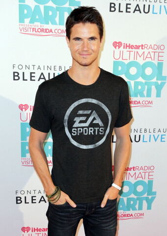 File:Robbie Amell 202.jpg