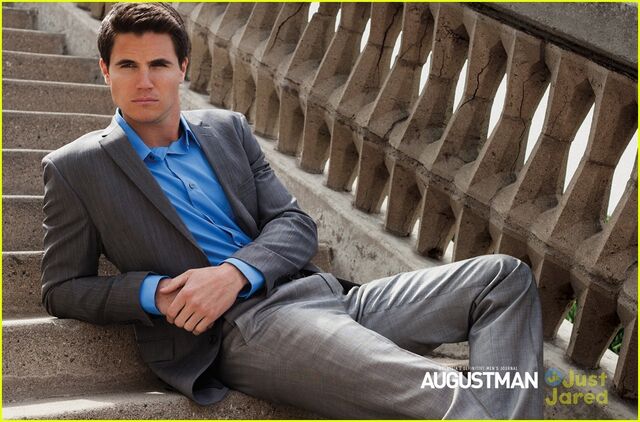 File:Robbie Amell 146.jpg