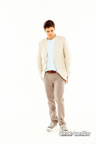File:Robbie Amell 039.jpg