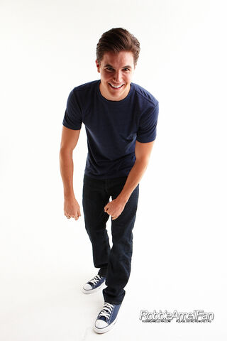 File:Robbie Amell 069.jpg