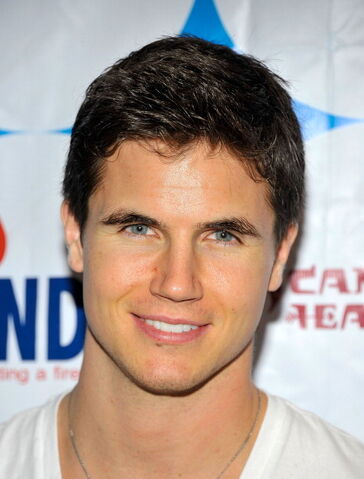 File:Robbie Amell 179.jpg