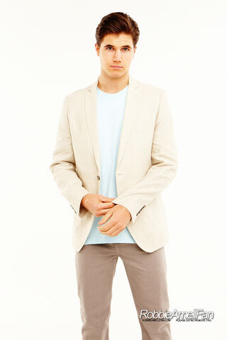 File:Robbie Amell 032.jpg