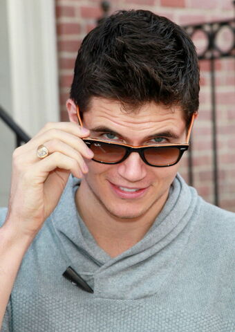 File:Robbie Amell 167.jpg