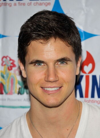 File:Robbie Amell 180.jpg