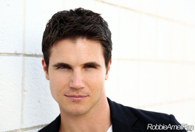 File:Robbie Amell 014.jpg