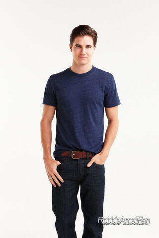 File:Robbie Amell 129.jpg