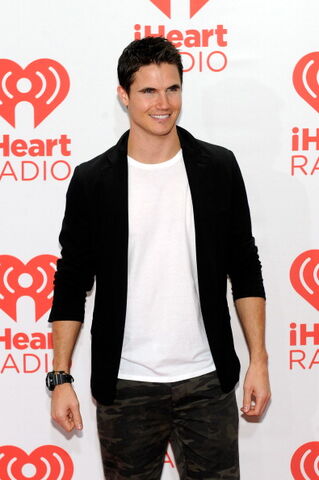 File:Robbie Amell 227.jpg