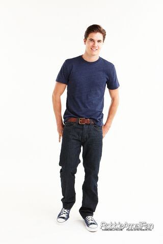 File:Robbie Amell 092.jpg