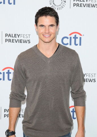 File:Robbie Amell 219.jpg