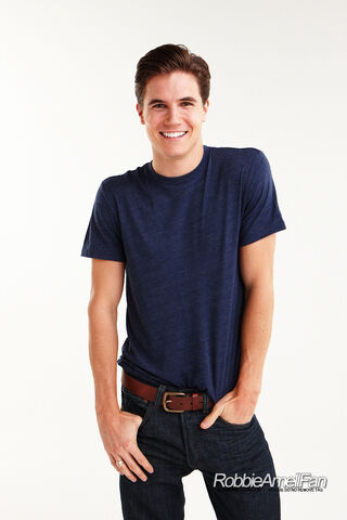 File:Robbie Amell 107.jpg