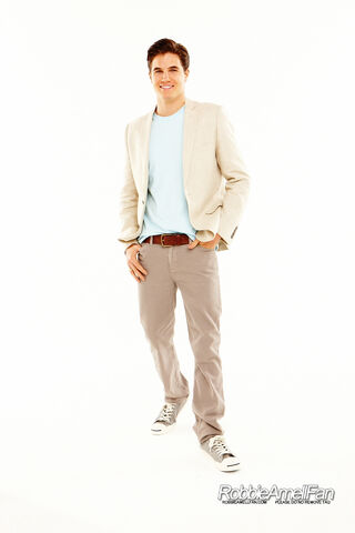 File:Robbie Amell 044.jpg