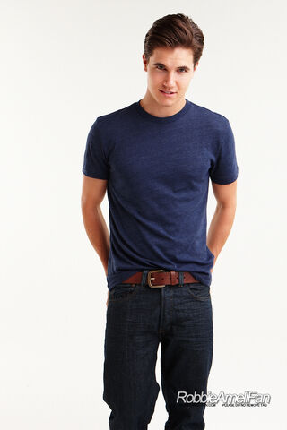 File:Robbie Amell 136.jpg