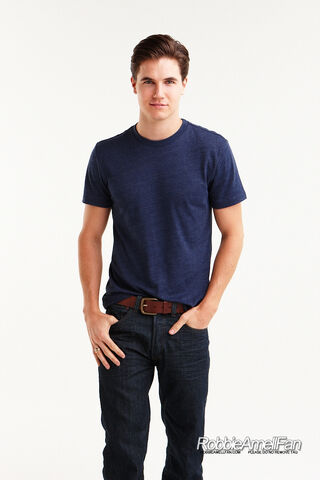 File:Robbie Amell 130.jpg
