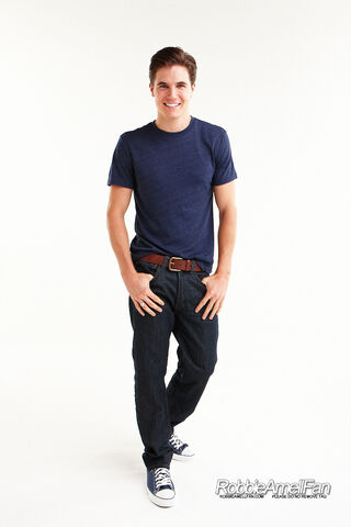 File:Robbie Amell 101.jpg