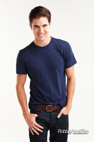 File:Robbie Amell 119.jpg