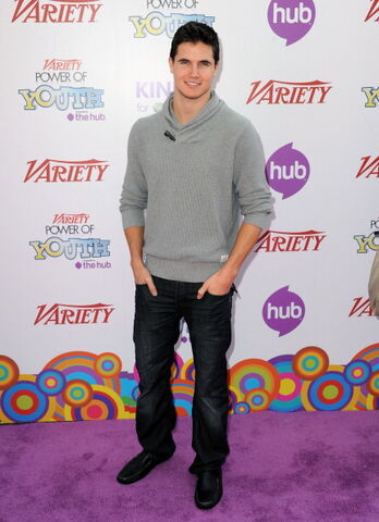 File:Robbie Amell 172.jpg
