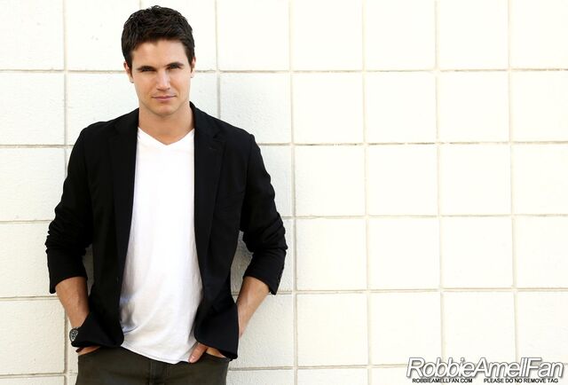 File:Robbie Amell 012.jpg