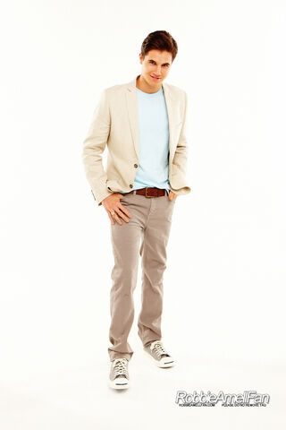 File:Robbie Amell 043.jpg