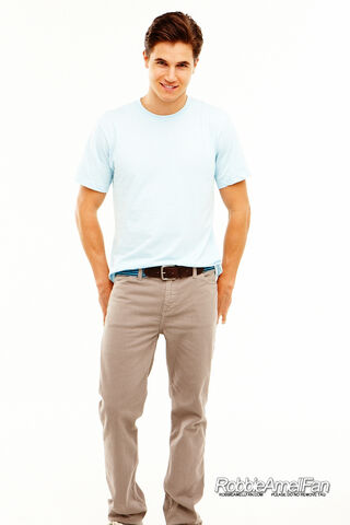 File:Robbie Amell 055.jpg