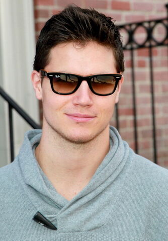 File:Robbie Amell 168.jpg