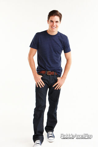File:Robbie Amell 100.jpg