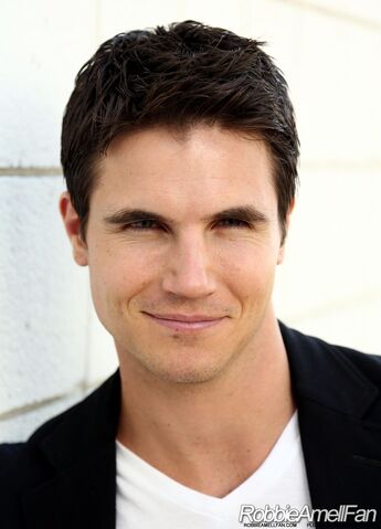 File:Robbie Amell 015.jpg