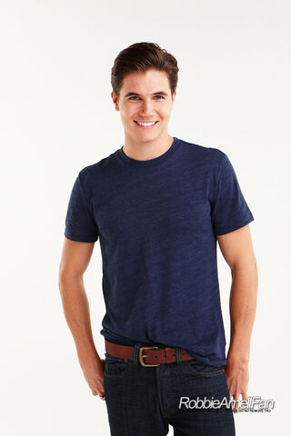 File:Robbie Amell 104.jpg