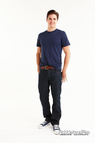 File:Robbie Amell 099.jpg