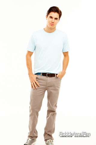 File:Robbie Amell 058.jpg